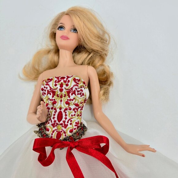 2010 Holiday Barbie Doll Collector Edition Red & White Dress Christmas R4545 Mat - Picture 16 of 16